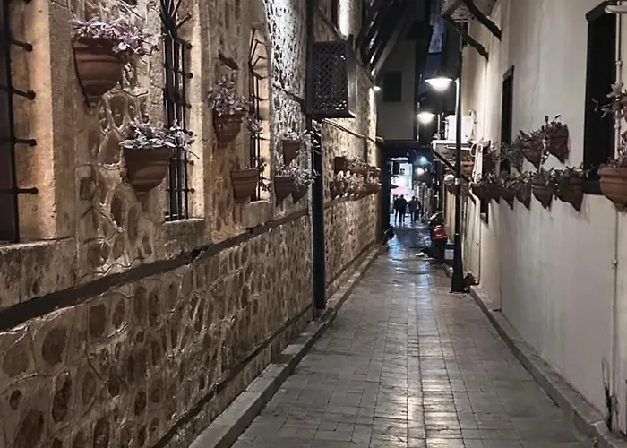 Kaleiçi Geniş Balkonlu Muhteşem Lokasyon Benzersiz Geniş Ev *